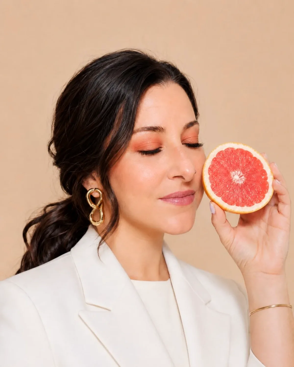 Sofía con un pomelo, creadora de Efecto Hábito